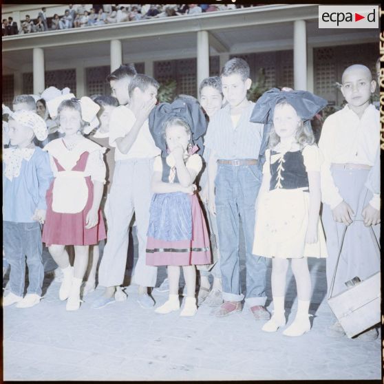 Portrait d'un groupe d'enfants dont certains portent un costume traditionnel alsacien.
