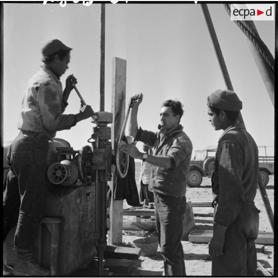 Extraction du minerai de fer sur l’un des garas du gisement en pleine activité à 10 km au sud de Djebilet.