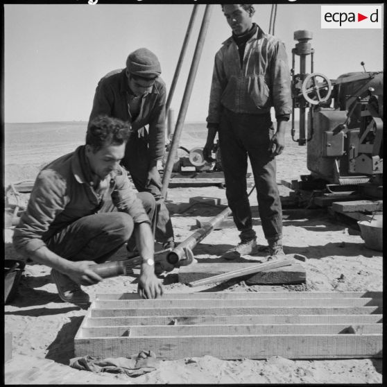 Extraction du minerai de fer sur l’un des garas du gisement en pleine activité à 10 km au sud de Djebilet.