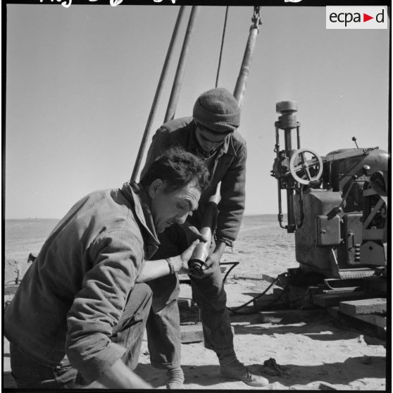 Extraction du minerai de fer sur l’un des garas du gisement en pleine activité à 10 km au sud de Djebilet.