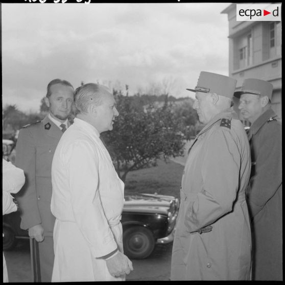 Le général d'armée Salan est reçu par le médecin-chef de l’hôpital civil de Sidi-Bel-Abbes.