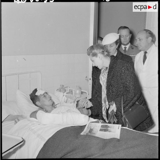 L'épouse du général Salan au chevet des victimes de l’attentat du 9 janvier 1958 à Sidi-Bel-Abbes.