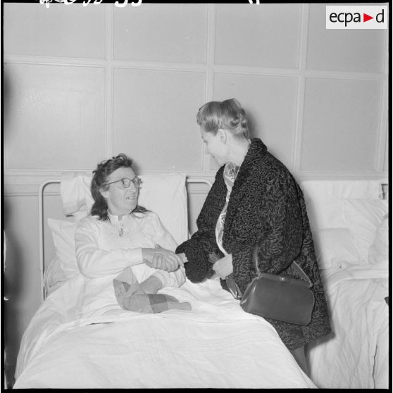 L'épouse du général Salan au chevet des victimes de l’attentat du 9 janvier 1958 à Sidi-Bel-Abbes.