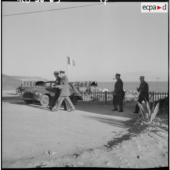 Visite du général d'armée Salan, accompagné du général Bruges, au CIPCG (Centre d'instruction à la pacification et à la contre-guérilla) à Arzew.