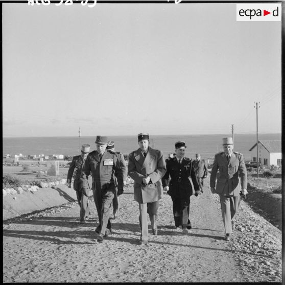 Visite du général d'armée Salan, accompagné du général Bruges, au CIPCG (Centre d'instruction à la pacification et à la contre-guérilla) à Arzew.