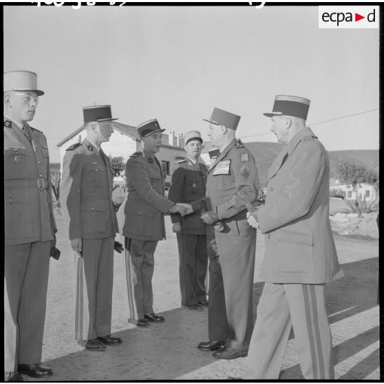 Le général d'armée Salan, accompagné du général Bruges, salue des officiers du CIPCG (Centre d'instruction à la pacification et à la contre-guérilla).
