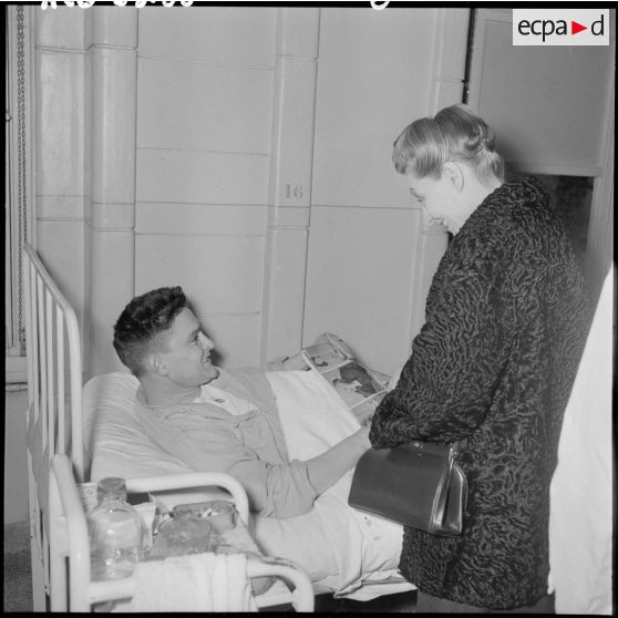 Madame Salan rend visite aux blessés.