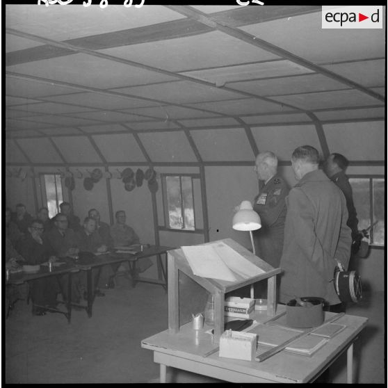 Visite du général d'armée Salan, accompagné du général Bruges. au CIPCG (Centre d'instruction à la pacification et à la contre-guérilla) d'Arzew.
