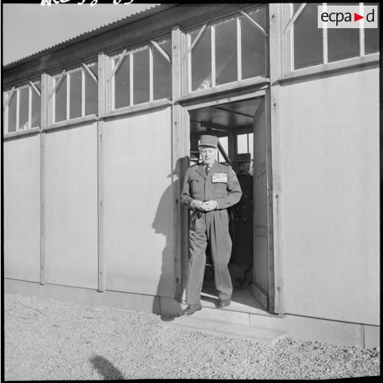 Le général d'armée Salan sort d’un bâtiment du CIPCG (Centre d'instruction à la pacification et à la contre-guérilla) d'Arzew.