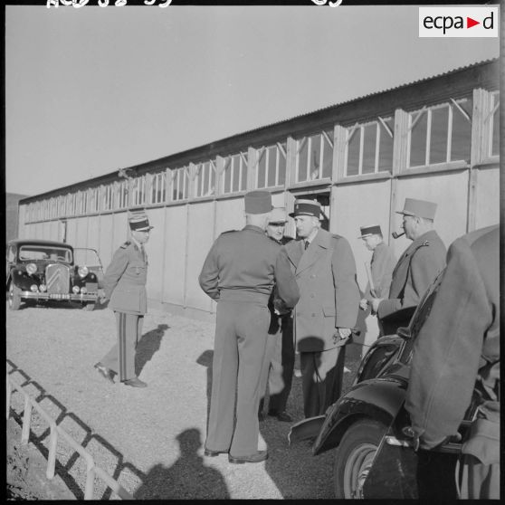 Le général d'armée Salan salue des officiers du CIPCG (centre d'instruction à la pacification et à la contre-guérilla) d'Arzew.