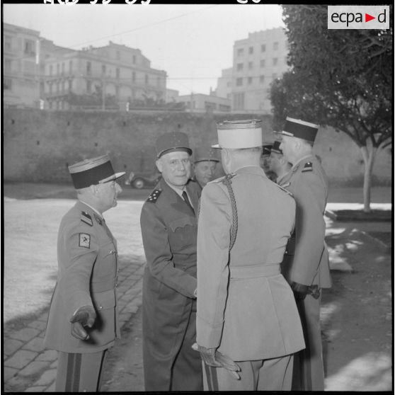 Le général d'armée Salan salue les officiers de l’état-major de la 5e DB (5e division blindée) lors d’une courte halte à Mostaganem.