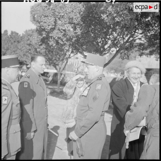 Le général d'armée Salan salue le général de corps d'armée Rethoré, qui l’accompagnait lors d’une visite à Mostaganem.