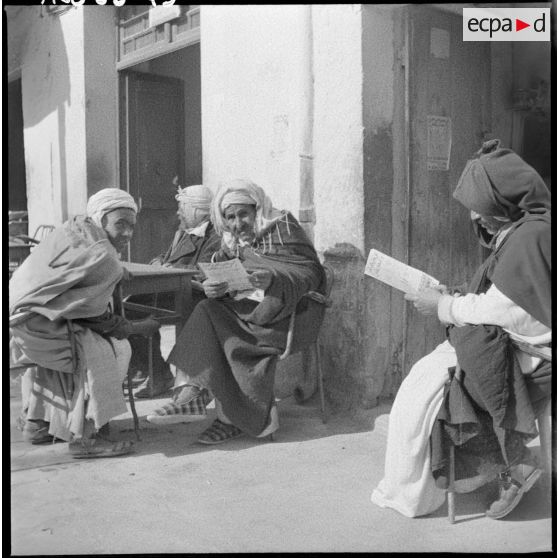 Un groupe d’habitants lit des tracts à Bou-Saâda.