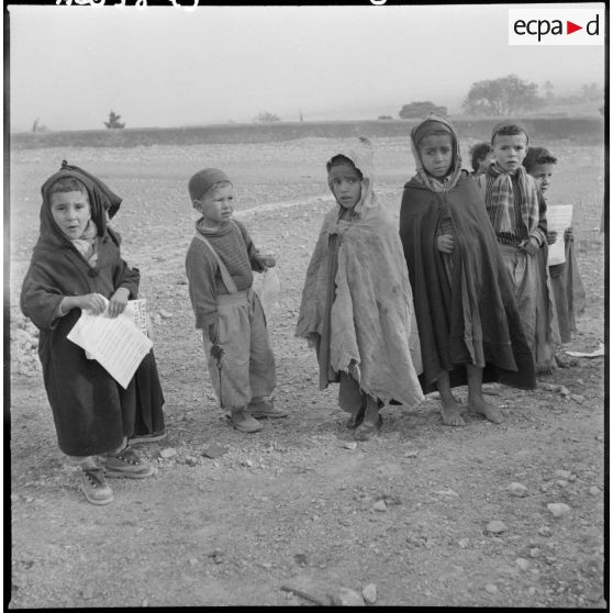 Un groupe d’enfants de Bou-Saâda avec des tracts.