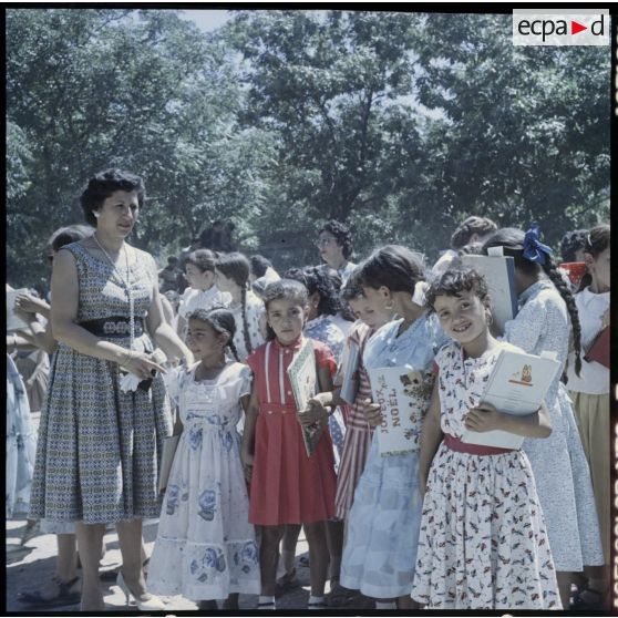 Des fillettes avec leurs prix lors de la Journée de l’enseignement à Sétif.