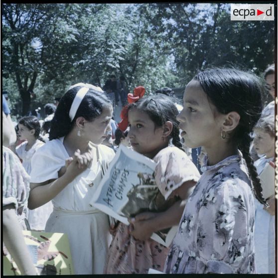Des fillettes avec leurs prix lors de la Journée de l’enseignement à Sétif.