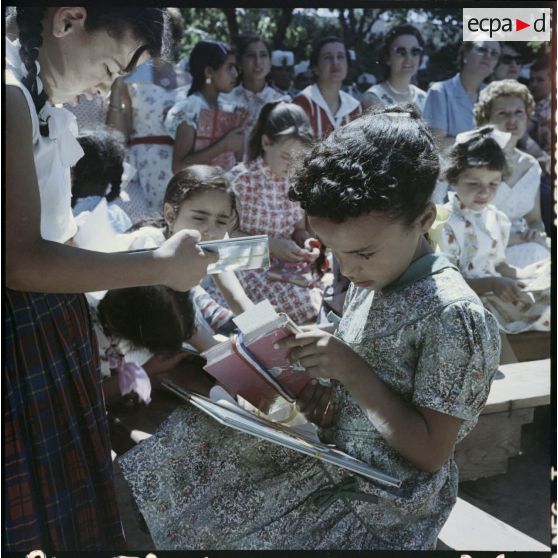 Des fillettes avec leurs prix lors de la Journée de l’enseignement à Sétif.