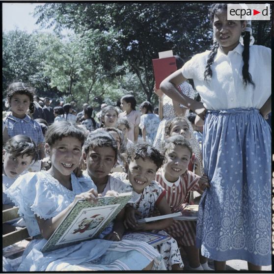 Des fillettes avec leurs prix lors de la Journée de l’enseignement à Sétif.