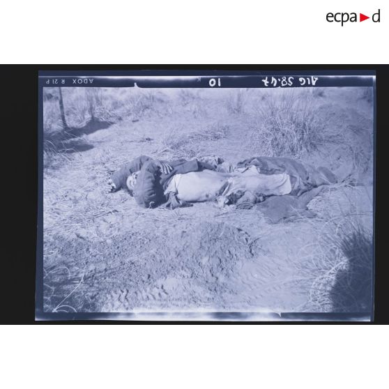 Cadavre d'un homme au sol.