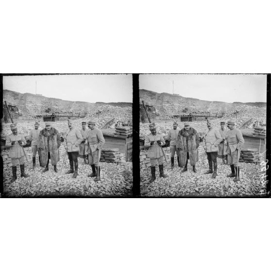 Fort de Souville, Meuse, le général Corvisart, commandant la 123e division et son E.M. à son PC. [légende d'origine]