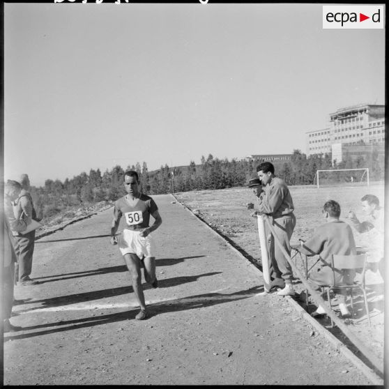 Un coureur franchit la ligne d'arrivée.