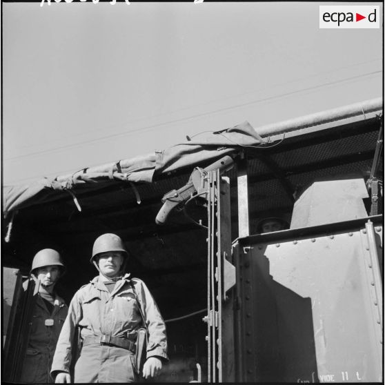 Soldats à bord d'un train.
