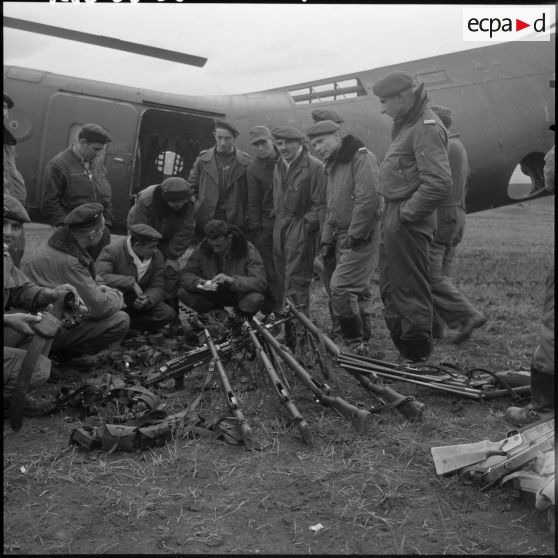 Les parachutistes du 1er REP (1er régiment étranger de parachutistes) devant les armes récupérées lors de l’opération Duvivier.