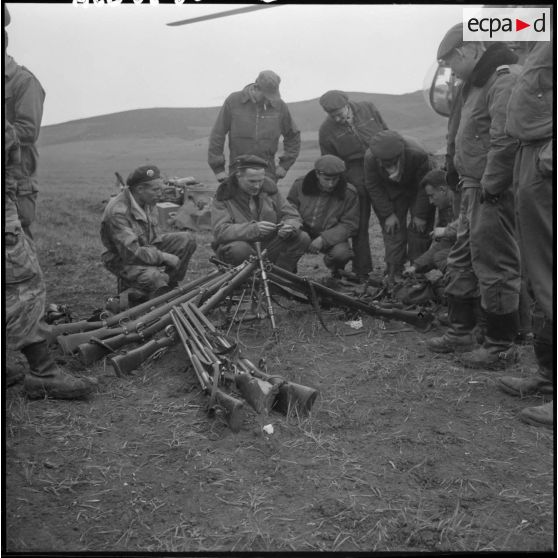 Les parachutistes du 1er REP (1er régiment étranger de parachutistes) devant les armes récupérées lors de l’opération Duvivier.