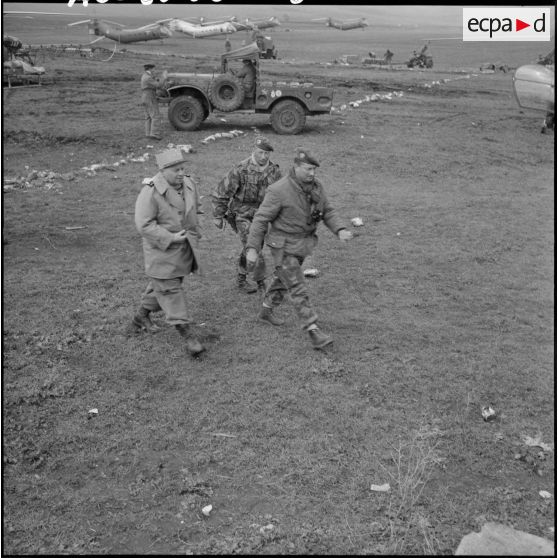 Arrivée sur le site de l’opération Duvivier du général Vanuxem, accueilli par le colonel Jeanpierre, commandant le 1er REP (1er régiment étranger de parachutistes).