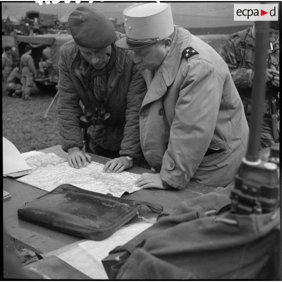 Le colonel Jeanpierre, commandant le 1er REP (1er régiment étranger de parachutistes), montre sur une carte le lieu de l’accrochage au général Vanuxem.