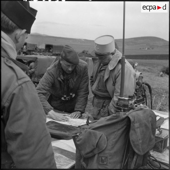 Le colonel Jeanpierre, commandant le 1er REP (1er régiment étranger de parachutistes), montre sur une carte le lieu de l’accrochage au général Vanuxem.