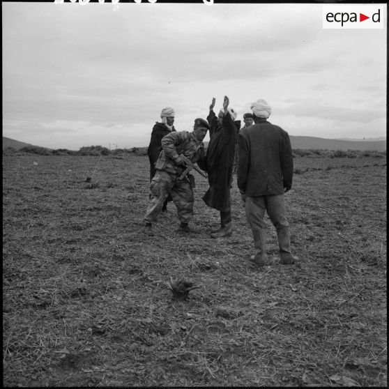 Fouille d’un suspect par un homme du 1er REP (1er régiment étranger de parachutistes).