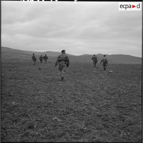 Les hommes du 1er REP (1er régiment étranger de parachutistes) progressent sur le terrain.
