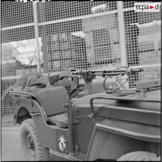 Installation d'un fusil mitrailleur Brownin FM Bar sur une Jeep.