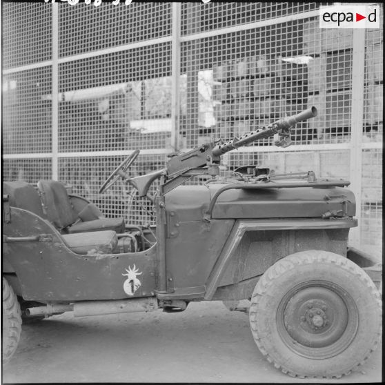 Installation d'une mitrailleuse Browning M1919 calibre 30 type A6 à l'avant d'une Jeep.