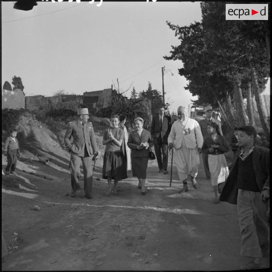 Mesdames Lacoste et Baret, épouses du ministre de l'Algérie et du préfet d'Alger, visitent la cité Mahieddine d’Alger.