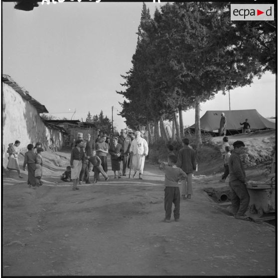 Mesdames Lacoste et Baret, épouses du ministre de l'Algérie et du préfet d'Alger, visitent la cité Mahieddine d’Alger.