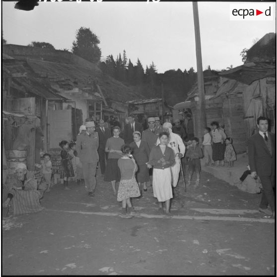 Mesdames Lacoste et Baret, épouses du ministre de l'Algérie et du préfet d'Alger, visitent la cité Mahieddine d’Alger.