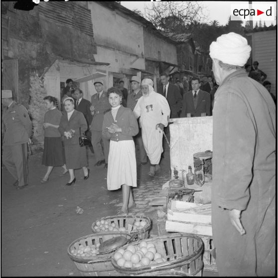 Mesdames Lacoste et Baret, épouses du ministre de l'Algérie et du préfet d'Alger, visitent la cité Mahieddine d’Alger.