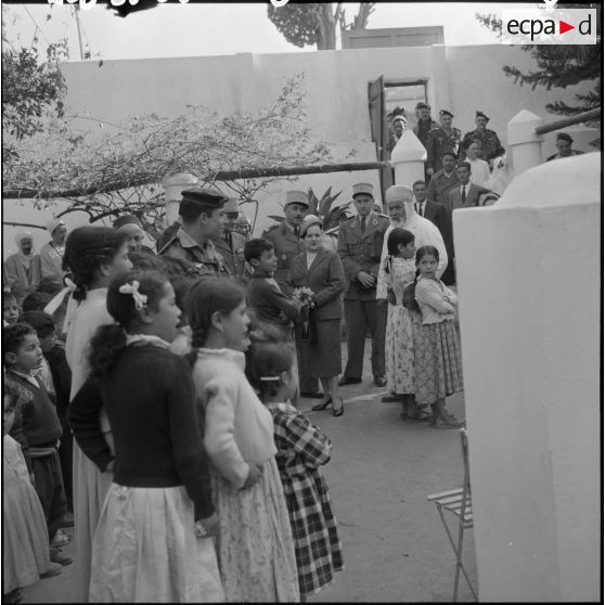 Les enfants de la cité Mahieddine d’Alger récitent un compliment lors de la visite de Madame Lacoste.
