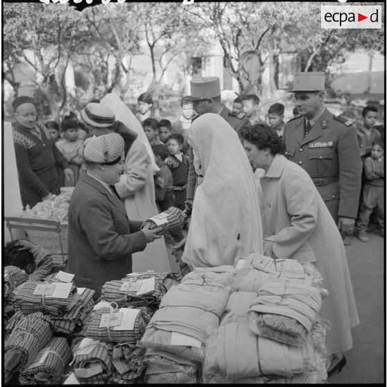 Madame Lacoste distribue des cadeaux aux habitants de la cité Mahieddine d’Alger.