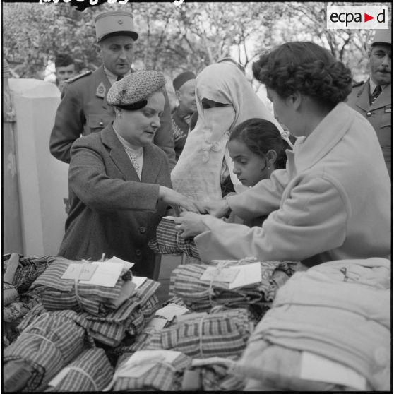 Madame Lacoste distribue des cadeaux aux habitants de la cité Mahieddine d’Alger.