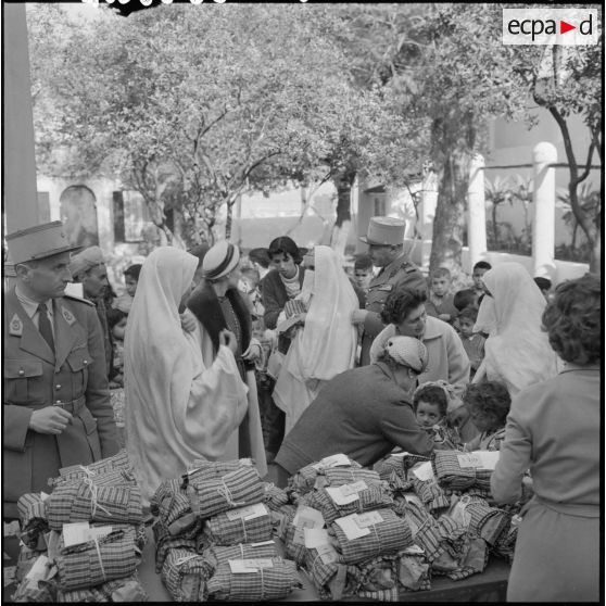 Madame Lacoste distribue des cadeaux aux habitants de la cité Mahieddine d’Alger.