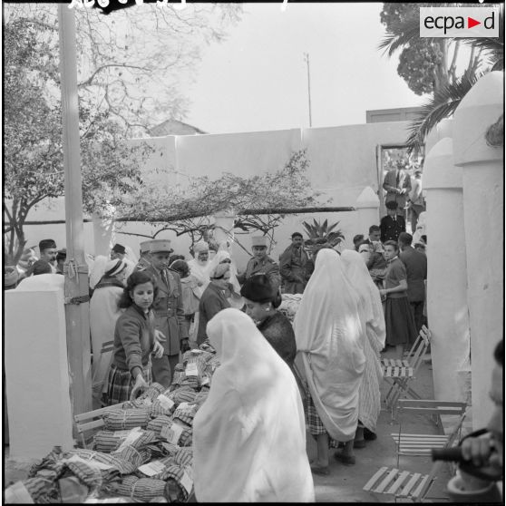 Madame Lacoste distribue des cadeaux aux habitants de la cité Mahieddine d’Alger.