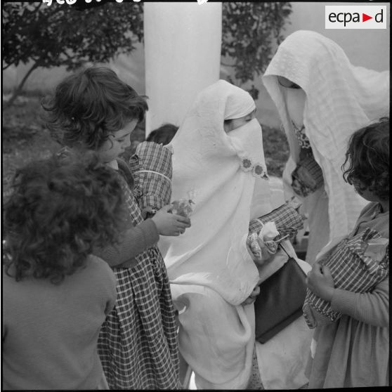 Les enfants de la cité Mahieddine d’Alger admirent les cadeaux qu’ils ont reçus.