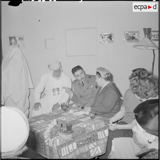 Madame Lacoste, épouse du ministre de l'Algérie, est reçue au Club féminin de la cité Mahieddine d’Alger.