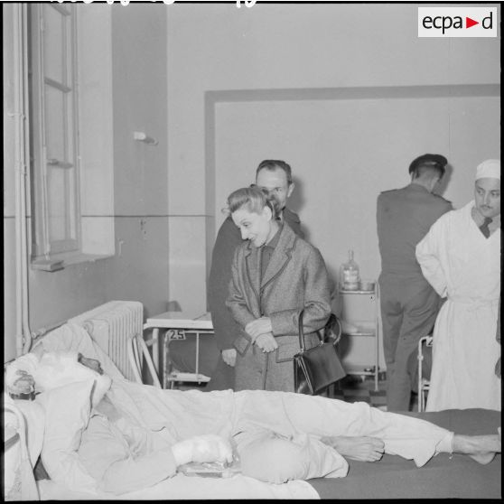 Madame Salan visite les blessés et les malades de l’hôpital Jean Riss de Médéa.