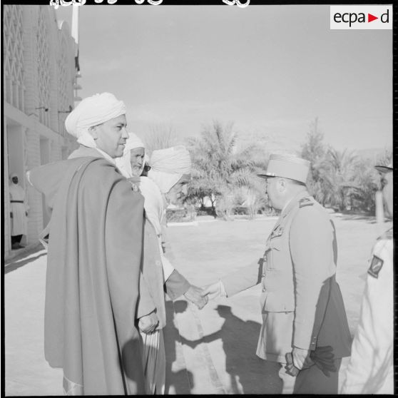 Le colonel Katz salue les habitants de Metlili Châamba.