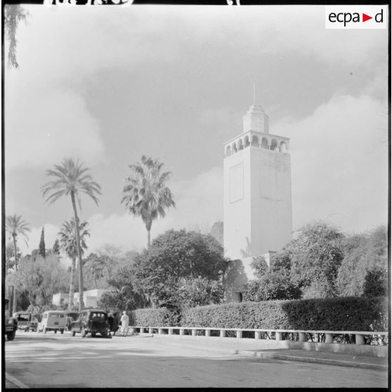 Une mosquée dans une ville.