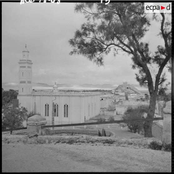 Vue d'une ville avec une église.